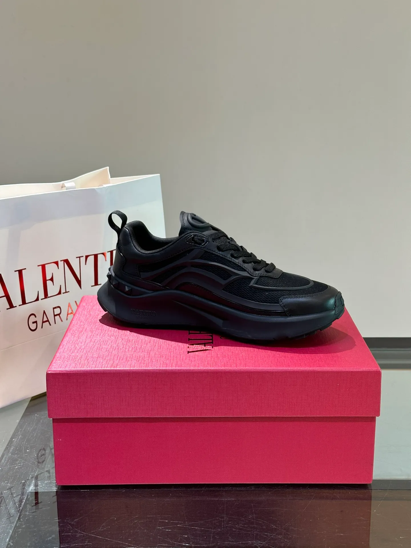 P500¥ Valentino/Valentino GaravaniTotaloopV logo new sports shoes, with leather details, silk screen printing on the tongue, combined with outsole, really easy to wear and very comfortable ~ Comes with 5 cm height increase✔️A must-have pair for fashionable men and beautiful women in summer! Size: 38-46